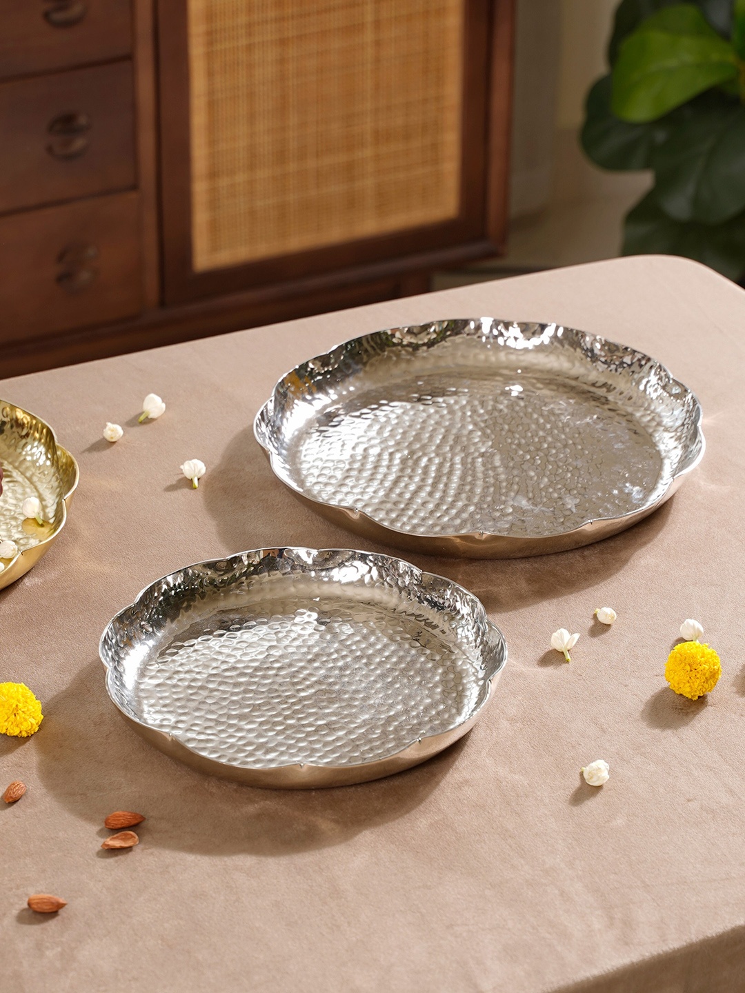 

Nestasia 2 Pcs Silver-Toned Aluminium Pooja Thalis