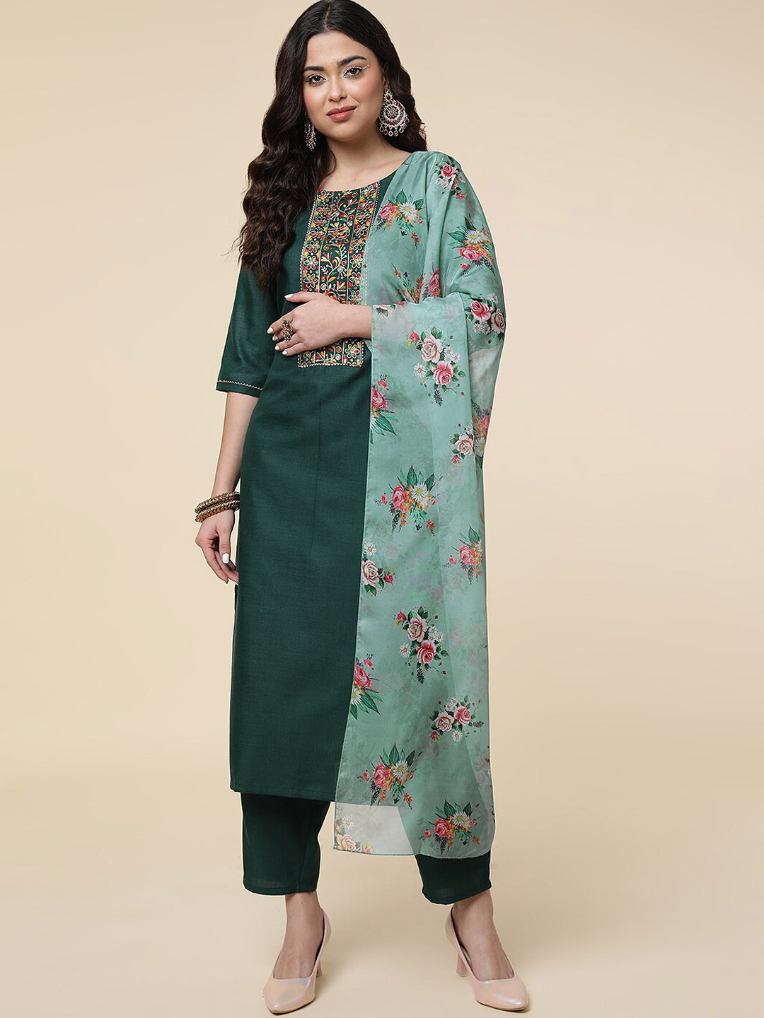 

Sangria Ethnic Motifs Yoke-Designed Gotta Patti Straight Kurta & Trouser With Dupatta, Green