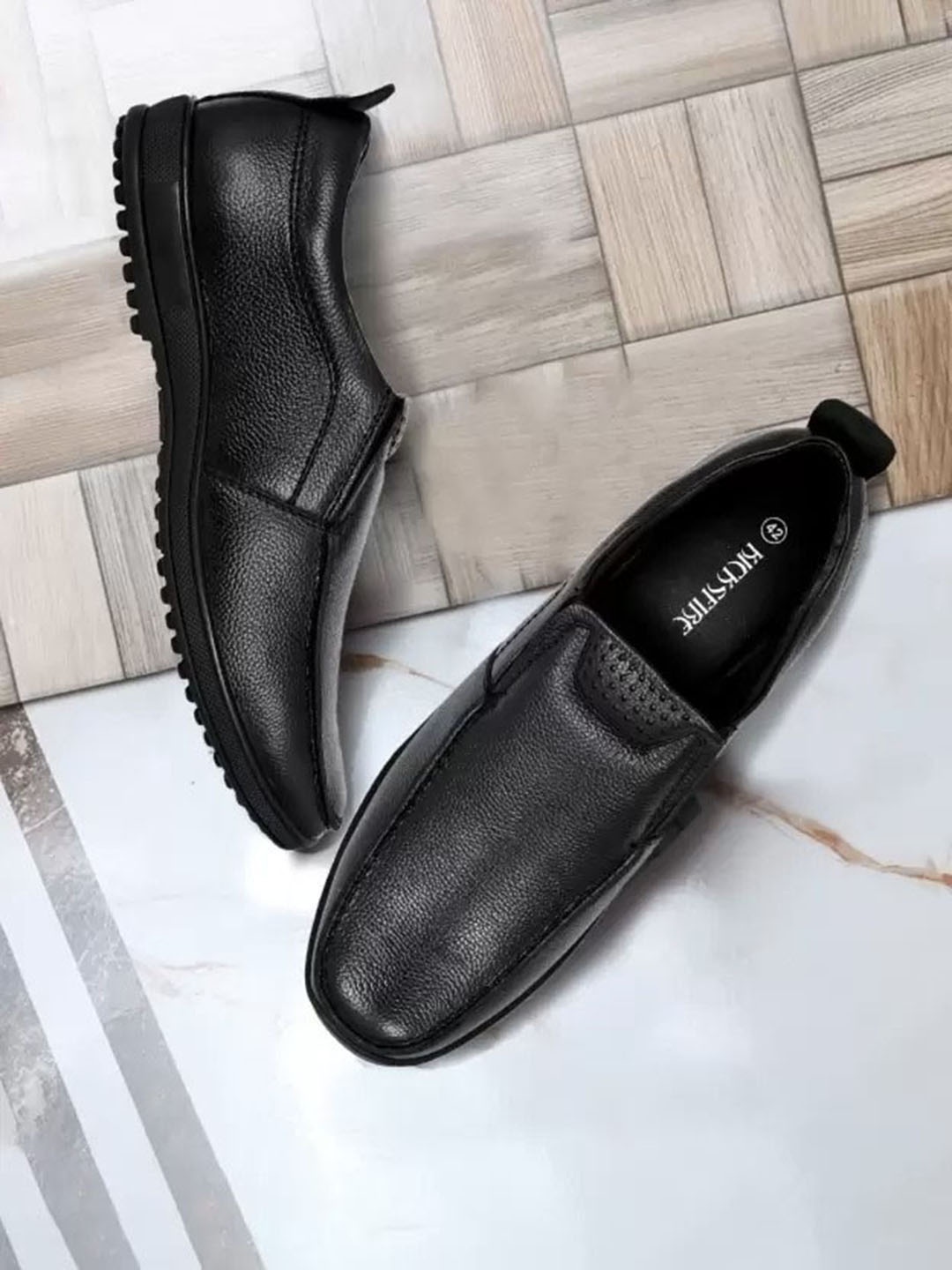 

KICKSFIRE Men Textured Leather Formal Loafers, Black