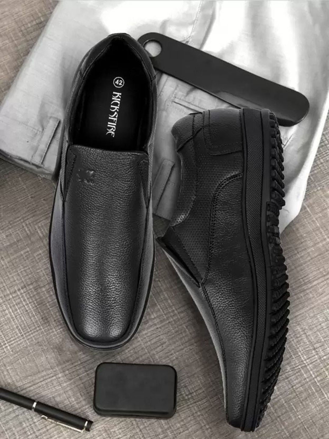 

KICKSFIRE Men Textured Leather Formal Loafers, Black