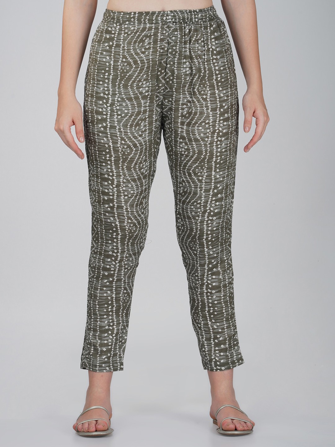 

Vastraa Fusion Women Bandhani Printed Cigarette Trousers, Grey