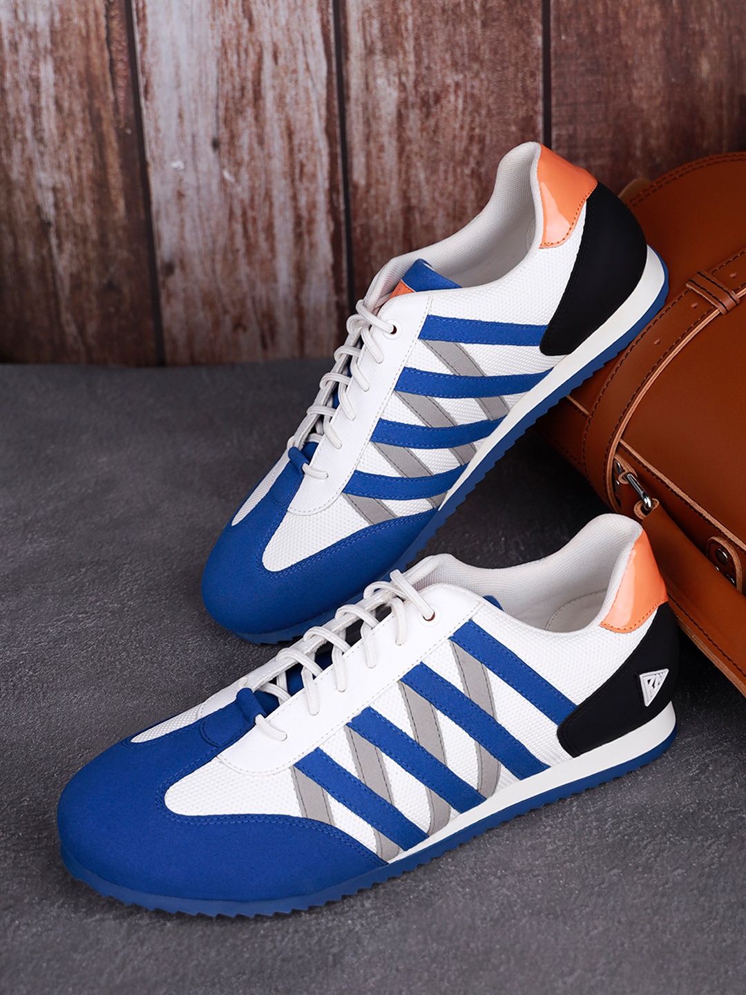 

LOUIS STITCH Men Blue Casual Cross Strap Sneakers, White