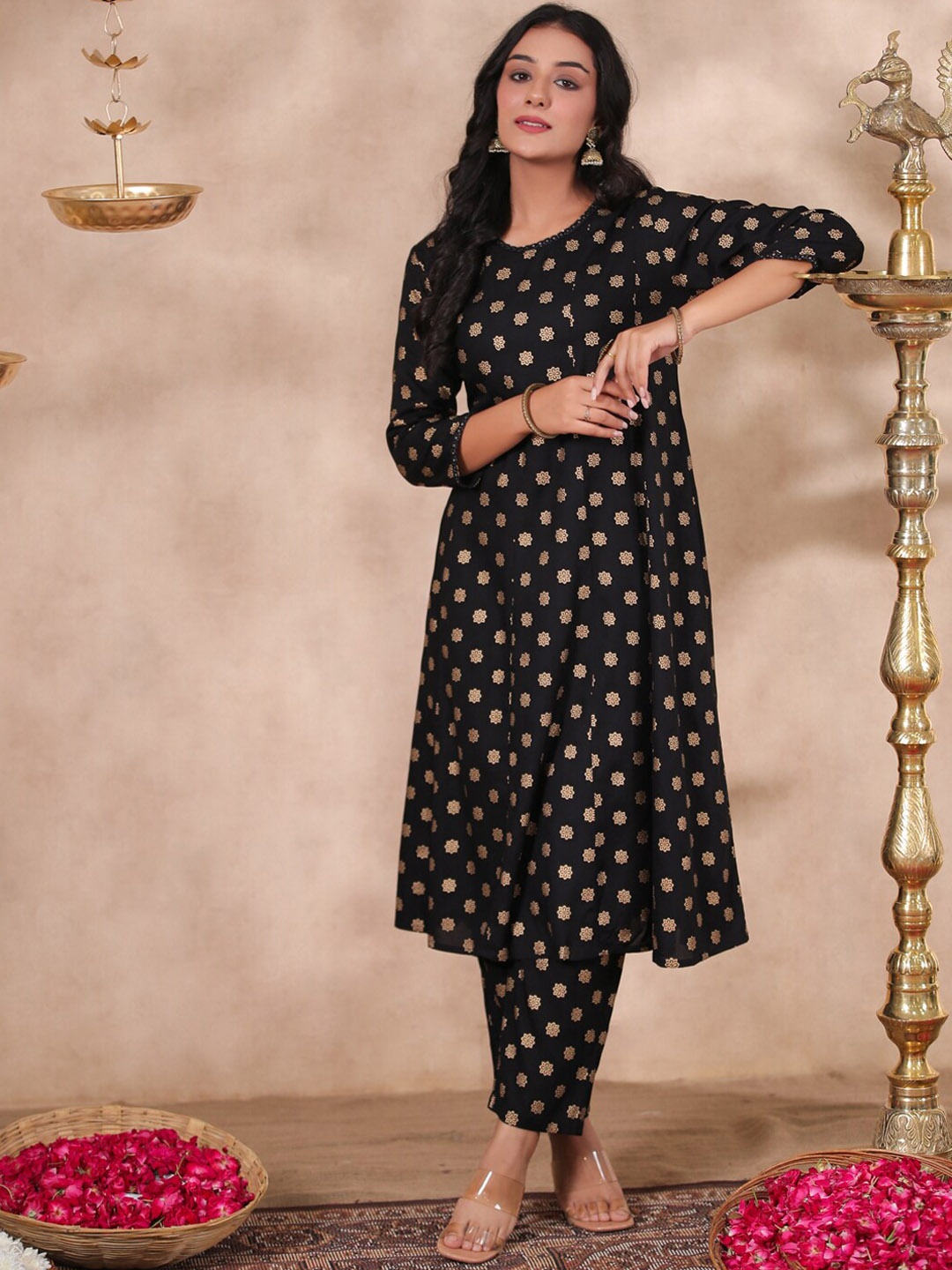 

Anubhutee Floral Printed Regular Kurta with Trousers, Black