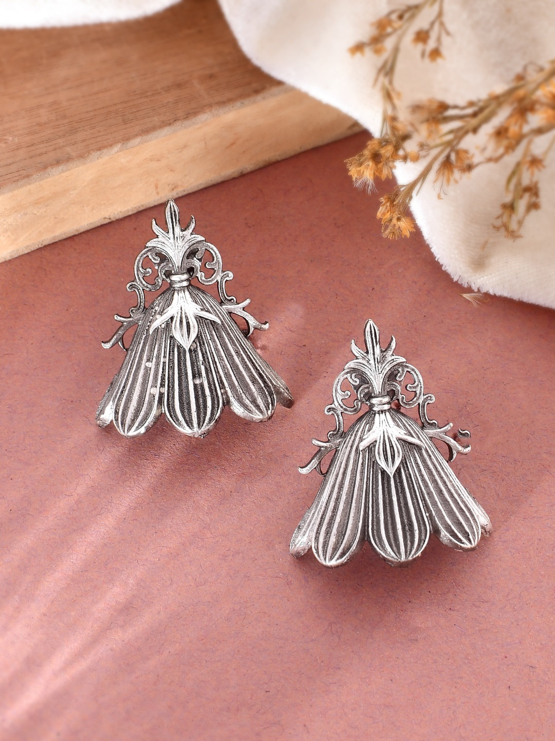 

DASTOOR Silver-Plated Oxidised Contemporary Drop Earrings