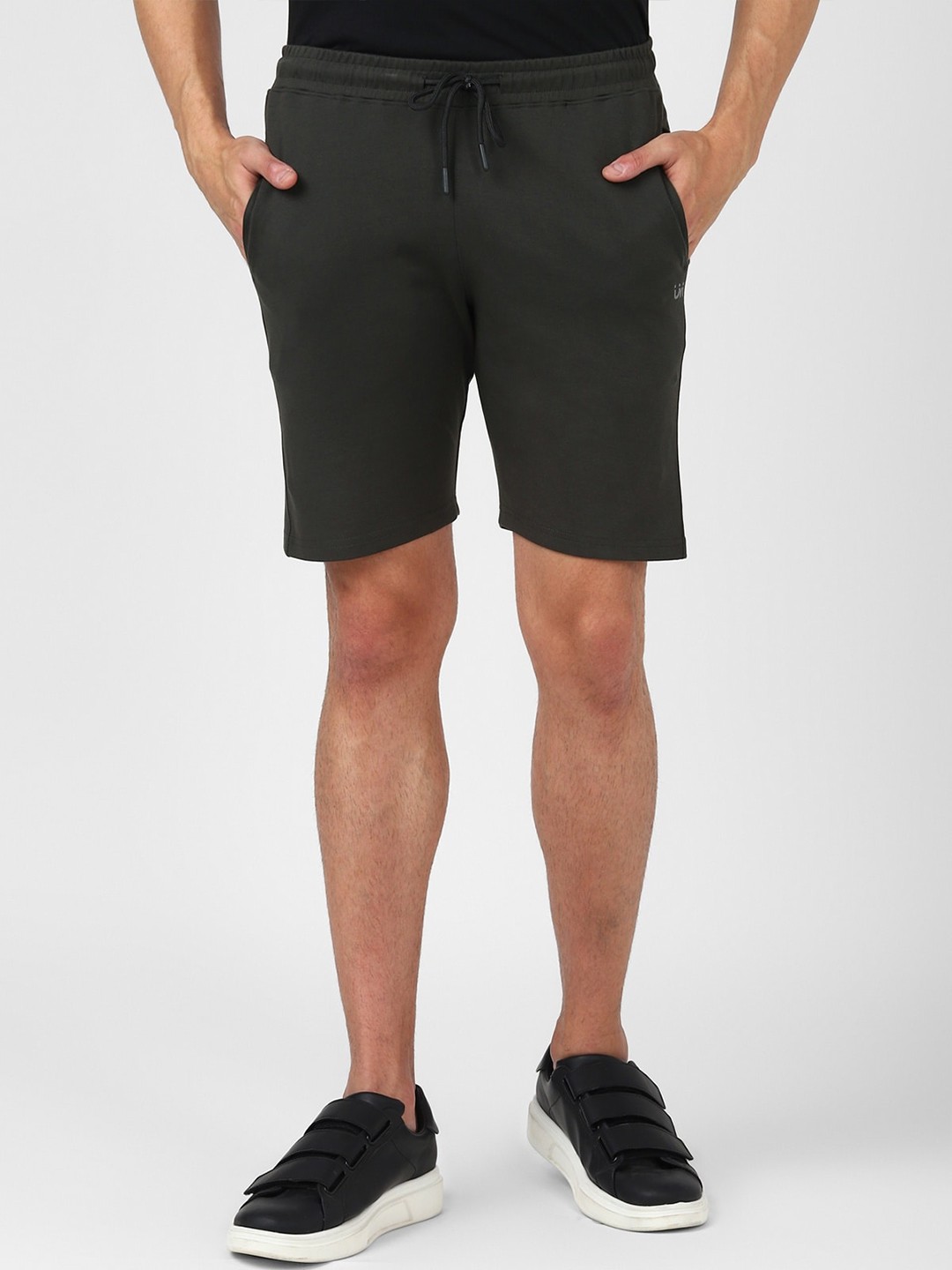 

UrbanMark Men Mid-Rise Shorts, Green