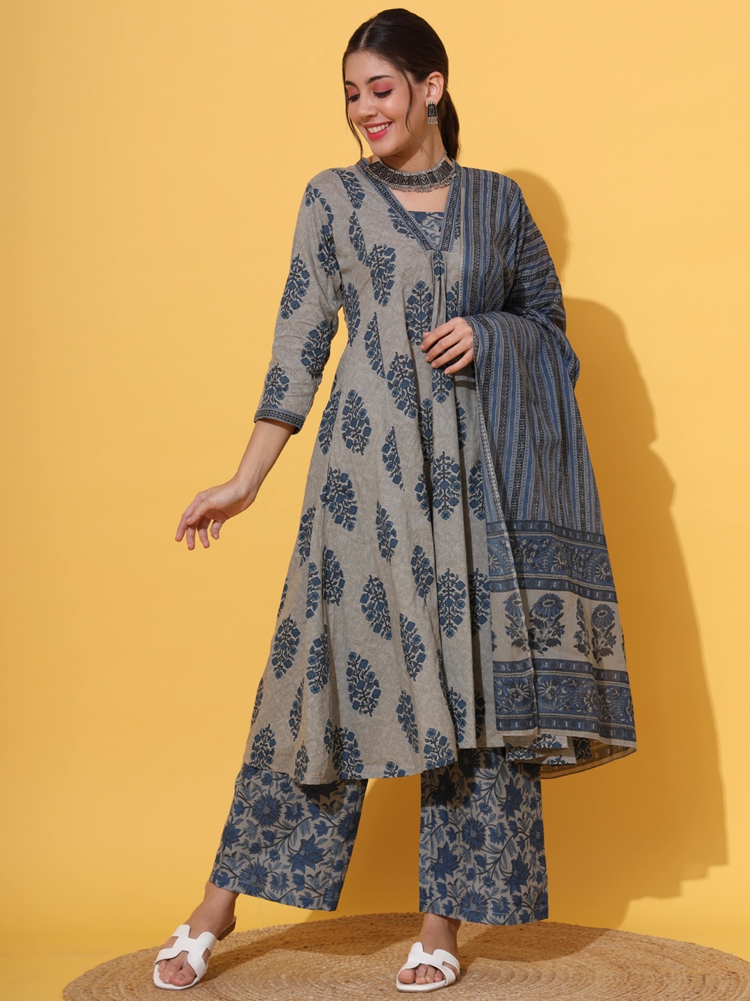 

Vbuyz Floral Printed Regular Kurta with Palazzos & With Dupatta, Blue