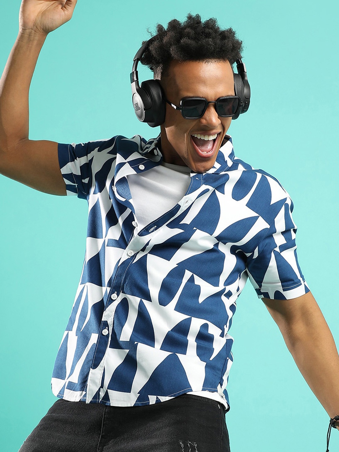

Campus Sutra Classic White & Blue Geometric Printed Spread Collar Casual Shirt