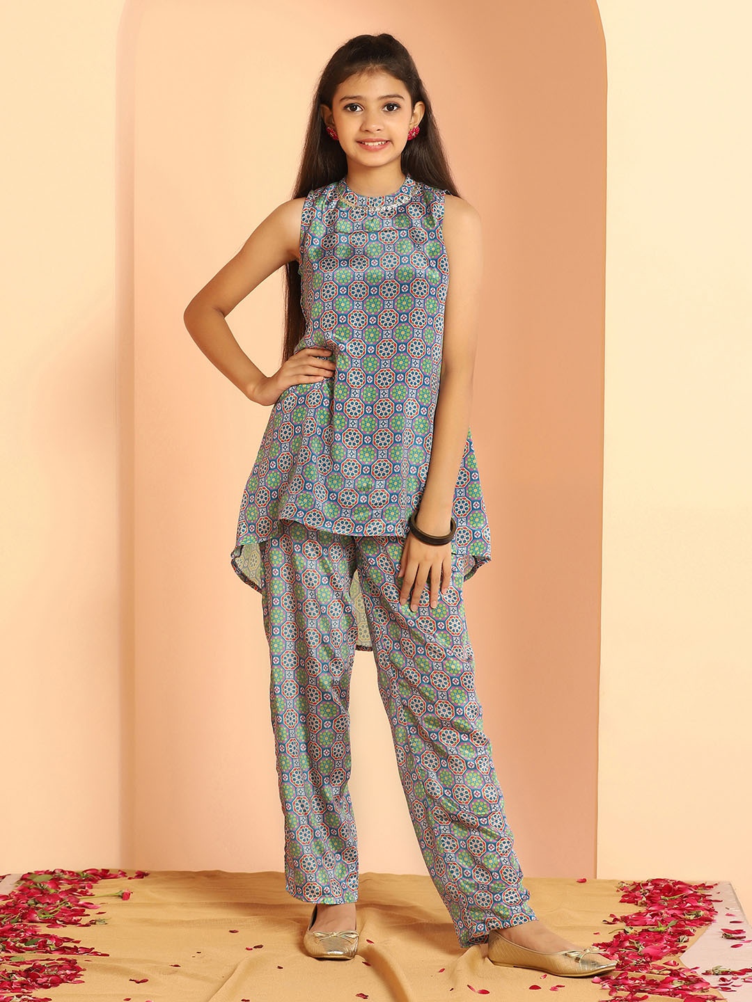 

FASHION DREAM Girls Floral Printed Round Neck Sleeveless Sequinned Kurti With Trousers, Blue