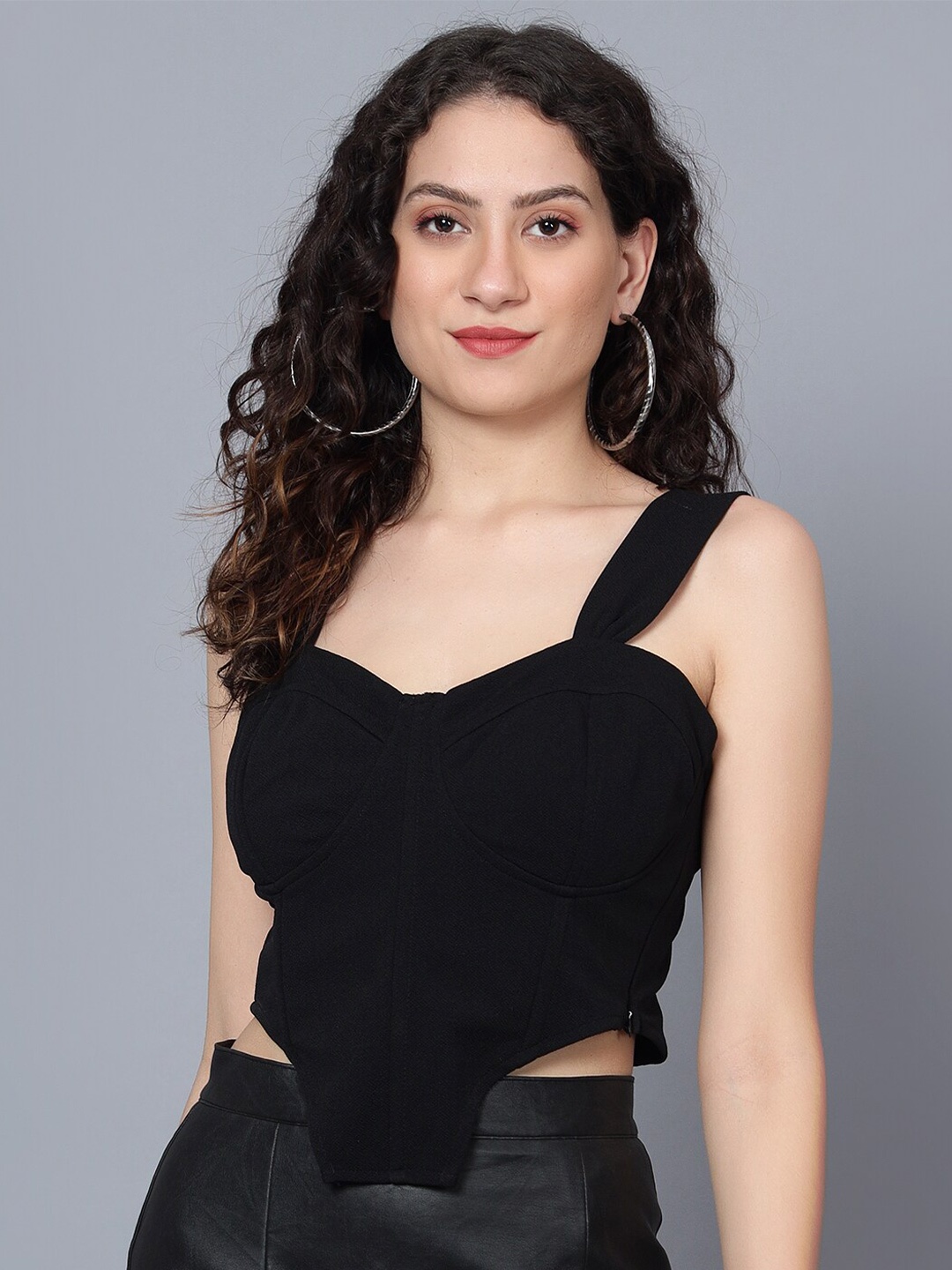 

ANVI Be Yourself Black Shoulder Straps Smocking Fitted Crop Top