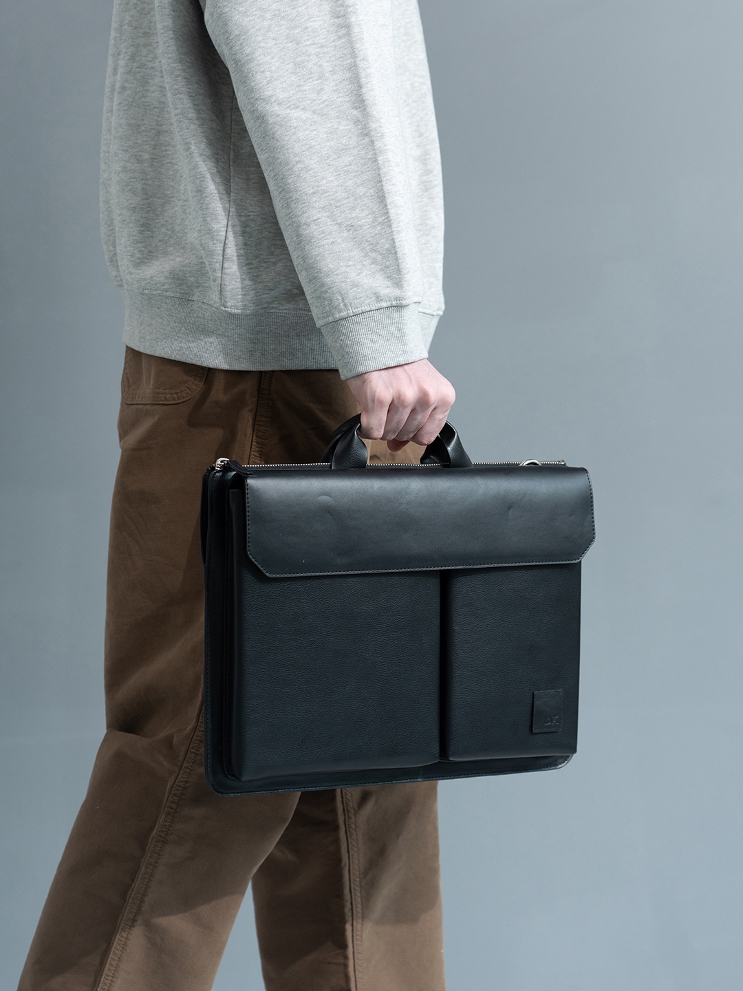 

DailyObjects Unisex Leather Messenger Bag, Black