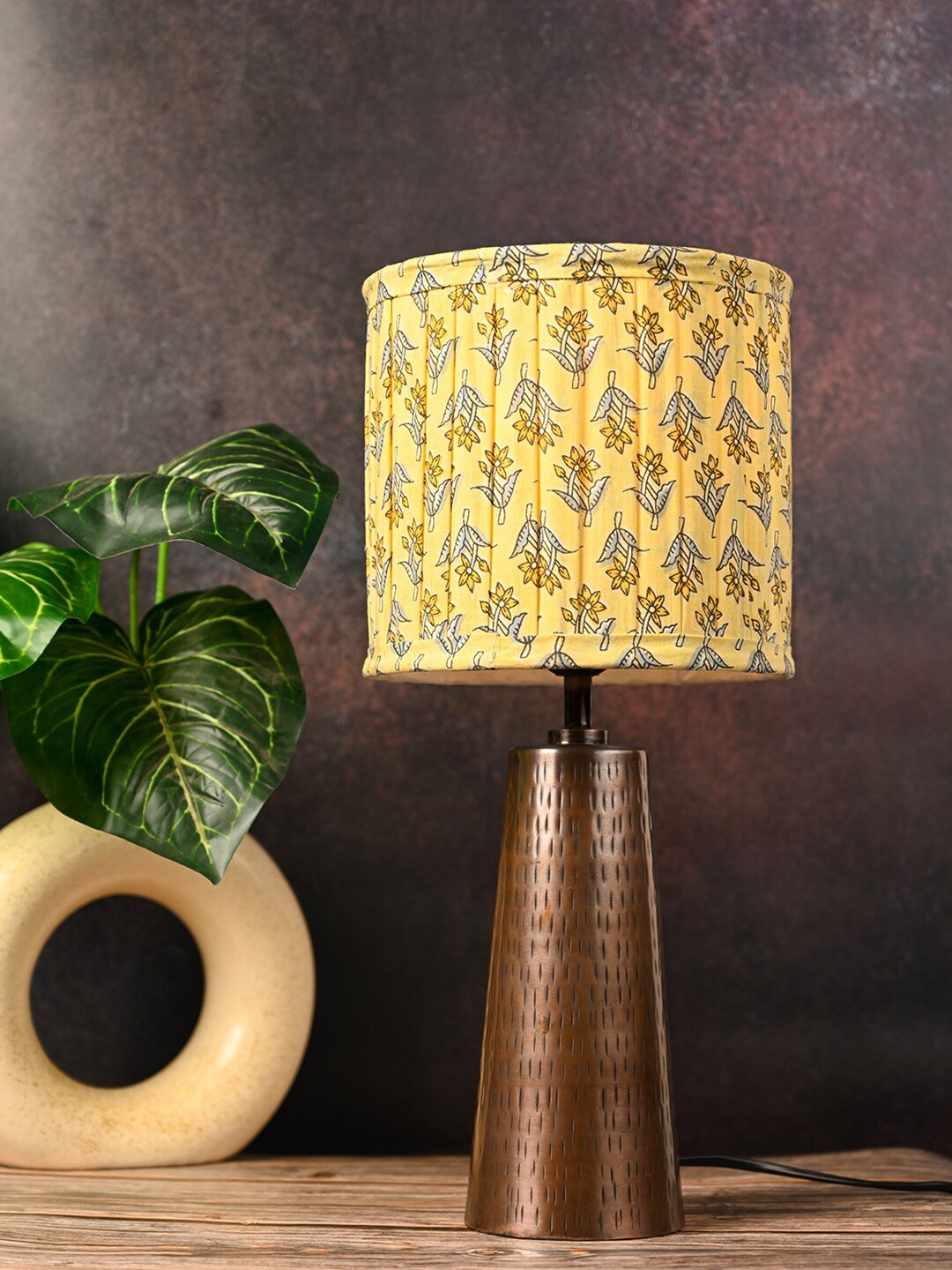 

green girgit Yellow & Copper-Toned Floral Printed Cylinder Shape Table Lamp
