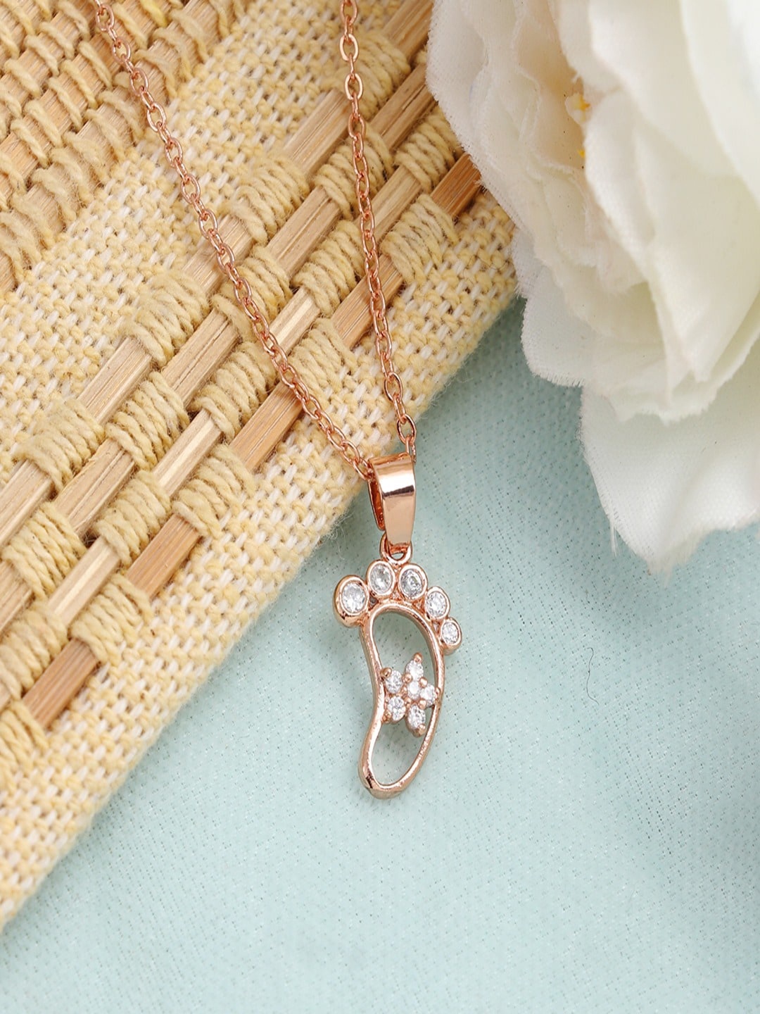 

UNIVERSITY TRENDZ Gold Plated Pendant with Chain
