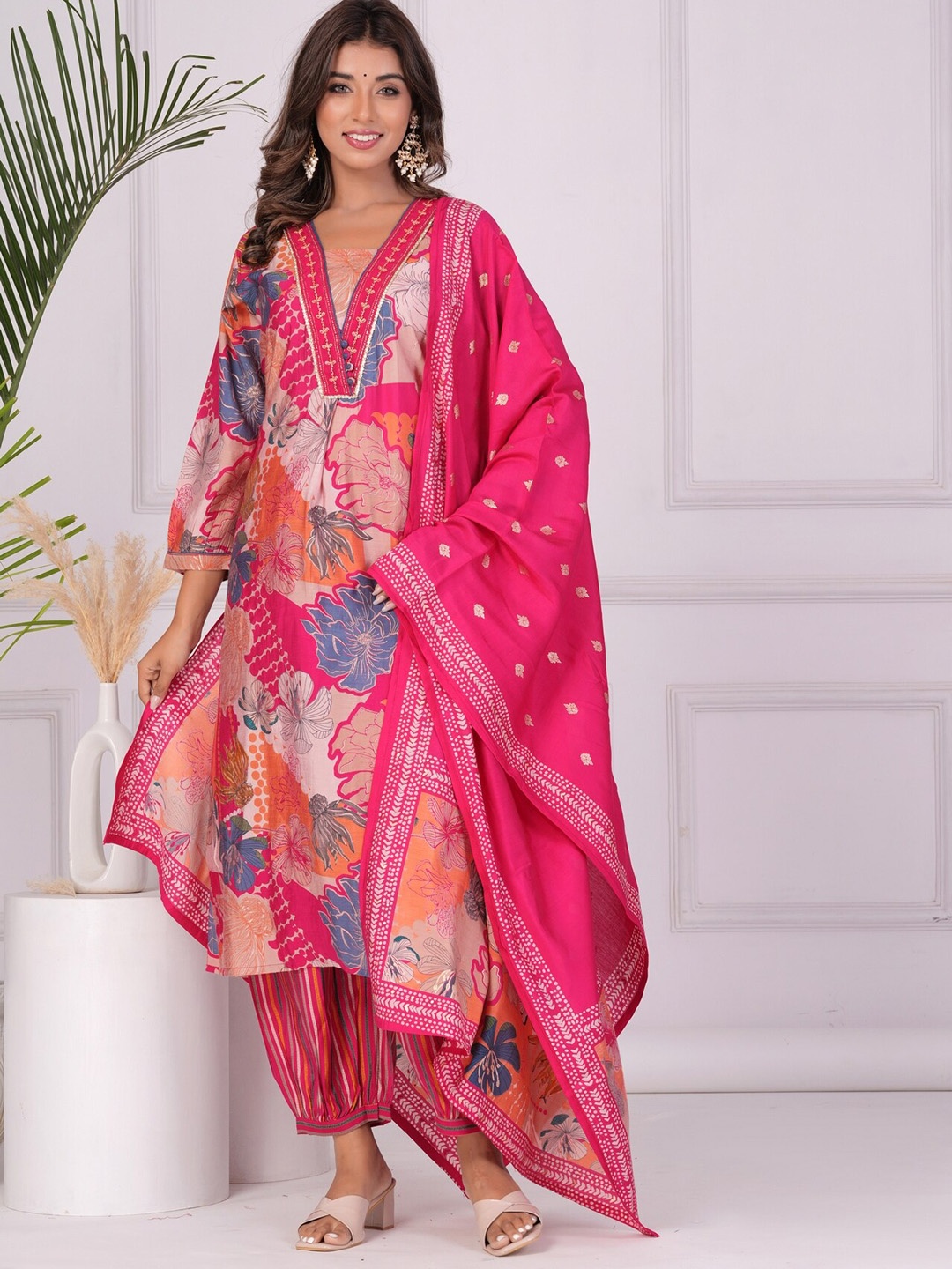 

EtnicaWear Floral Printed V-Neck Thread Work Straight Kurta & Trousers With Dupatta, Pink