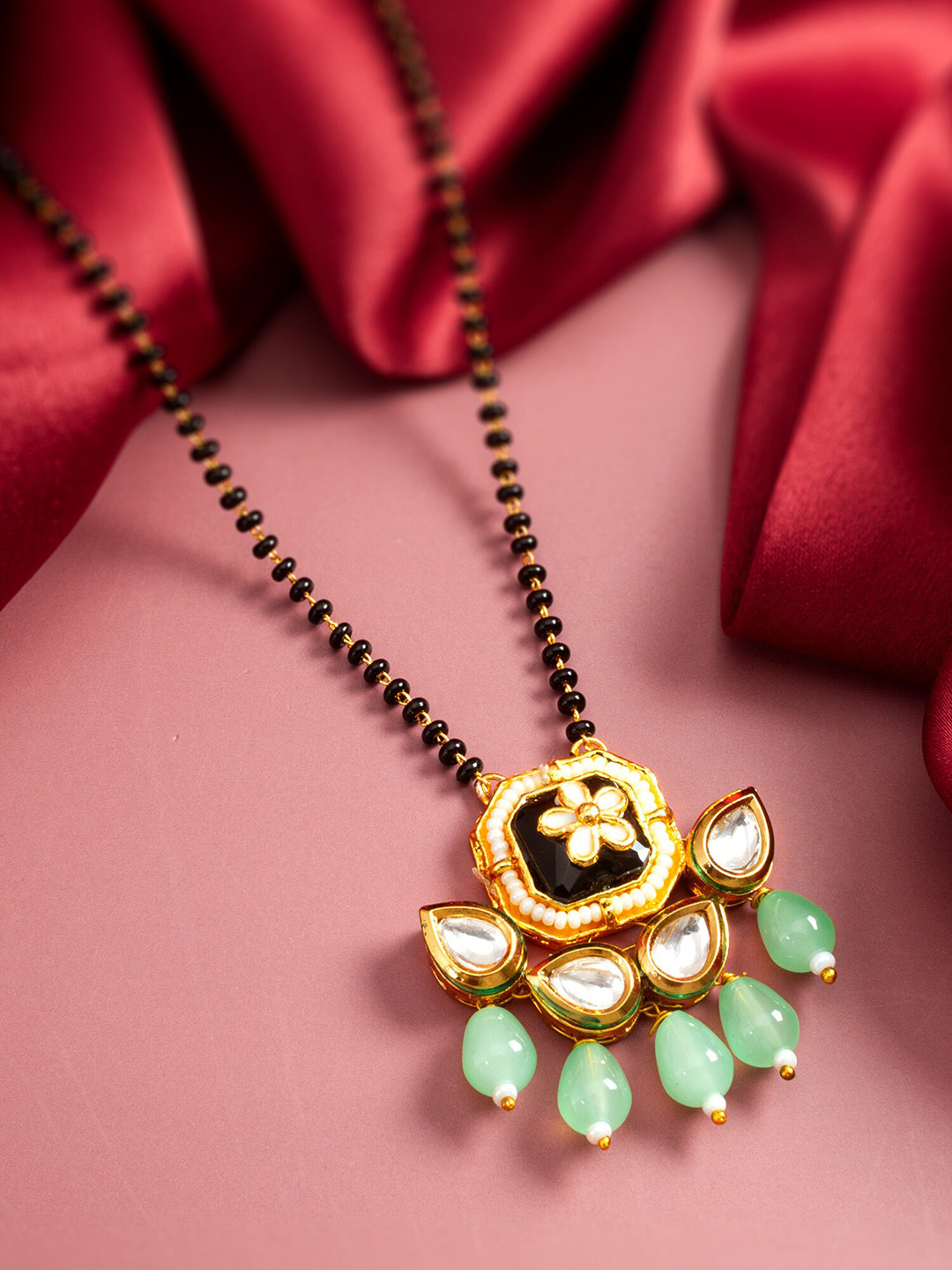 

aadita Gold Plated Floral Shaped Kundan Studded & Pearls Beaded Mangalsutra