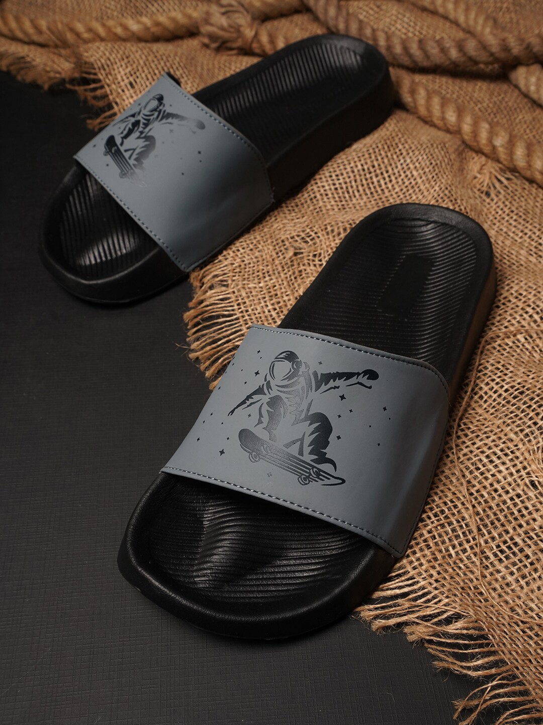 

PERY PAO Men Printed Sliders, Grey
