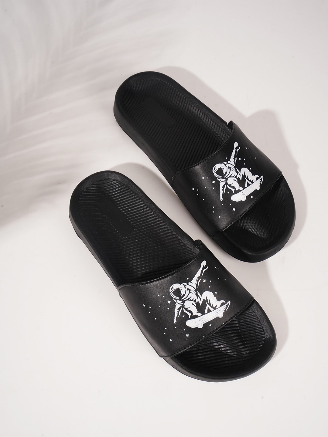 

PERY PAO Men Printed Sliders, Black