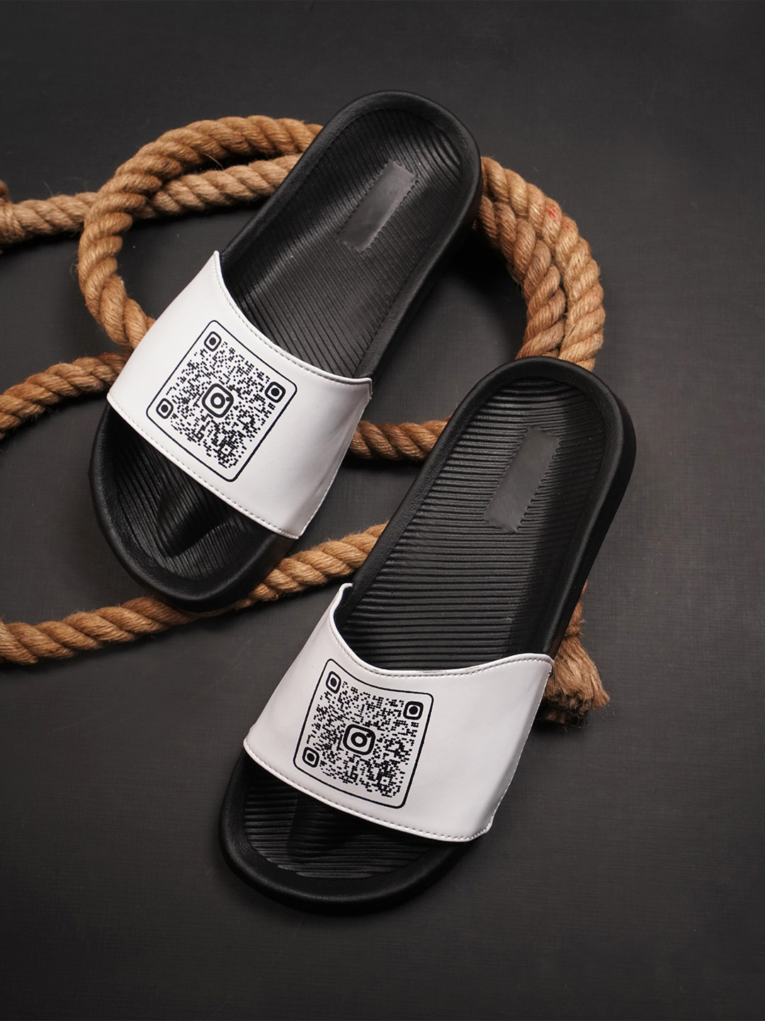 

PERY PAO Men Printed Sliders, White