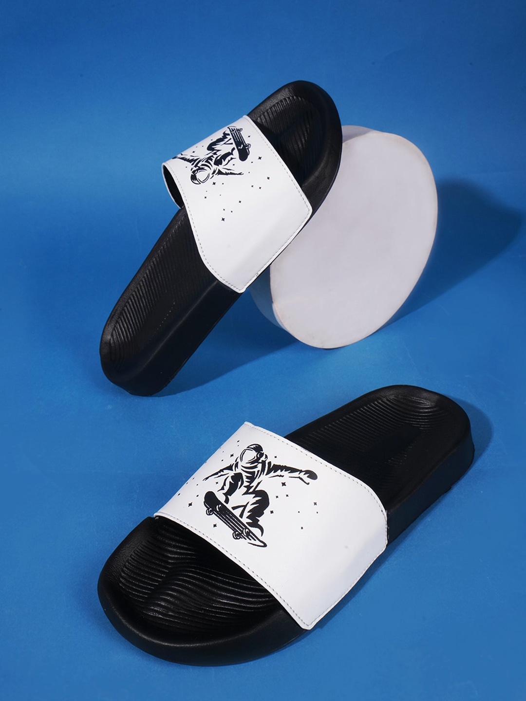 

PERY PAO Men Printed Sliders, White