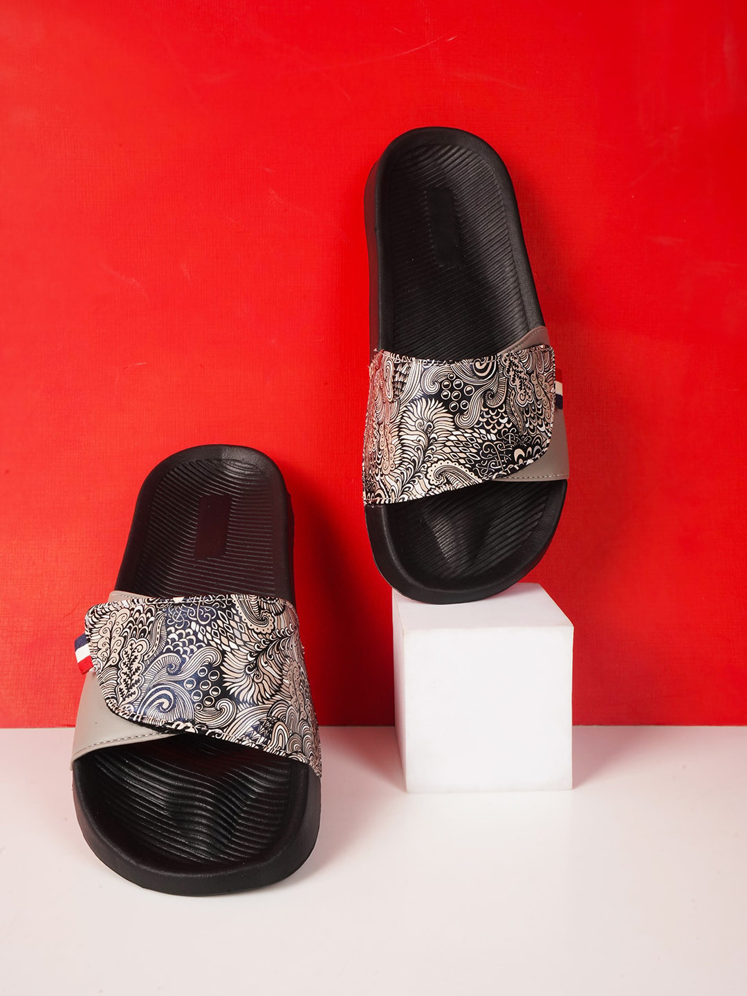 

PERY PAO Men Printed Sliders, Grey