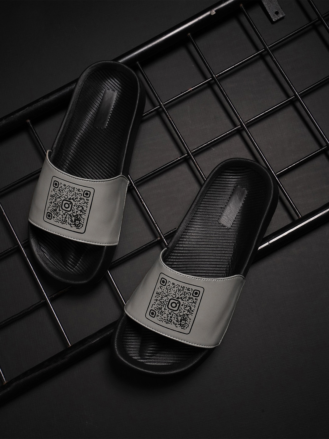 

PERY PAO Men Printed Sliders, Grey