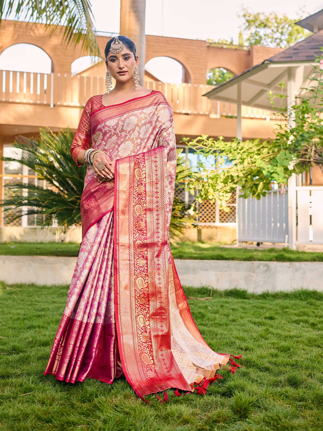 

Mitera Pink & Gold-Toned Woven Design Zari Silk Blend Kanjeevaram Saree