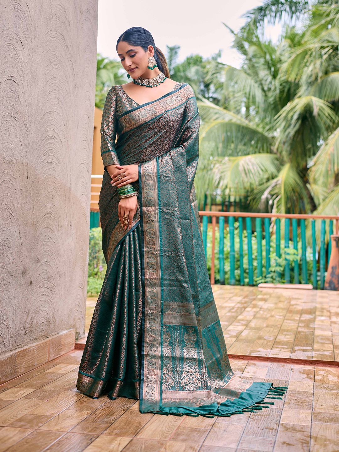 

Mitera Green & Gold-Toned Woven Design Zari Kanjeevaram Saree
