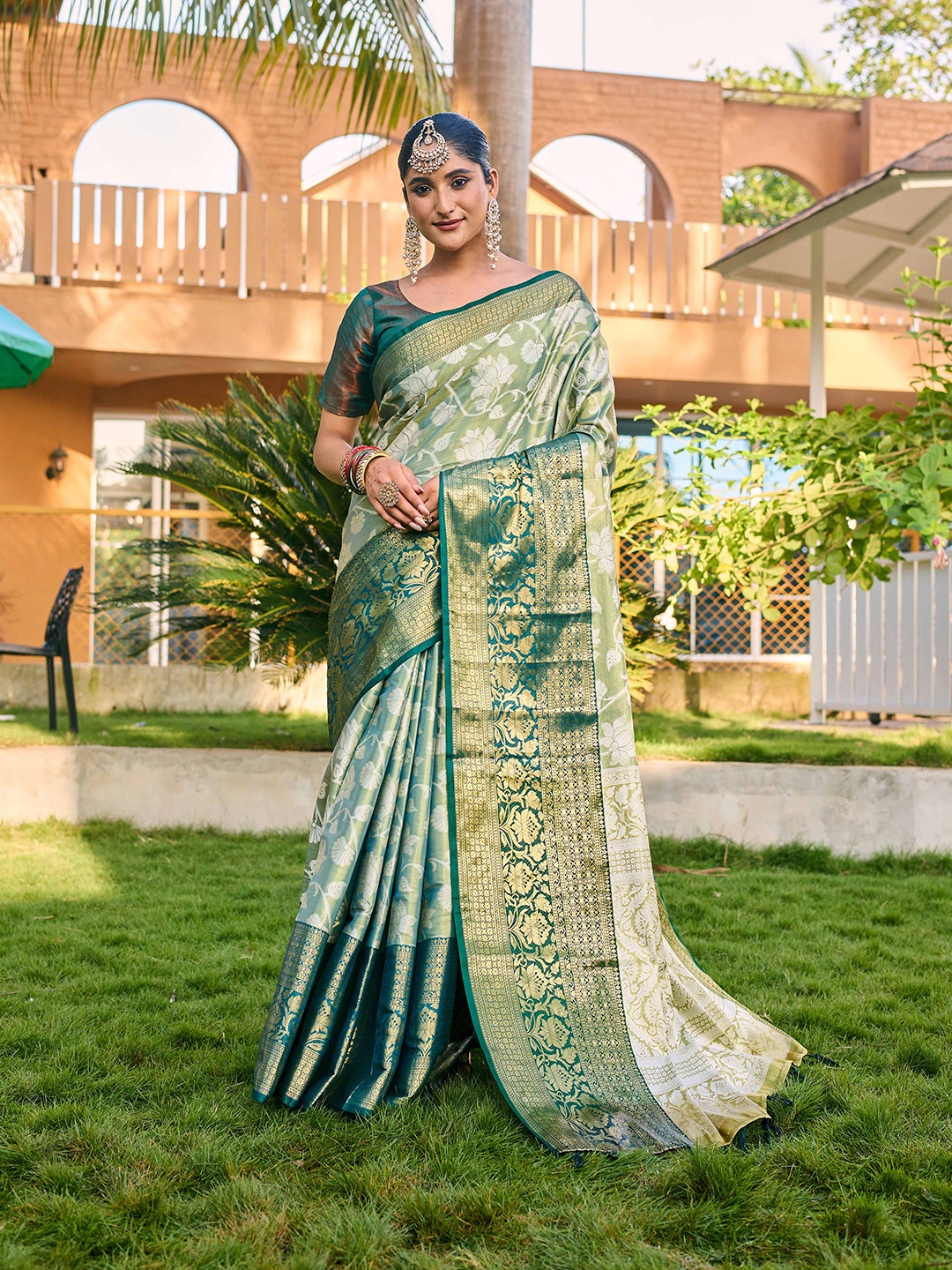 

Mitera Green & Gold-Toned Woven Design Zari Silk Blend Kanjeevaram Saree