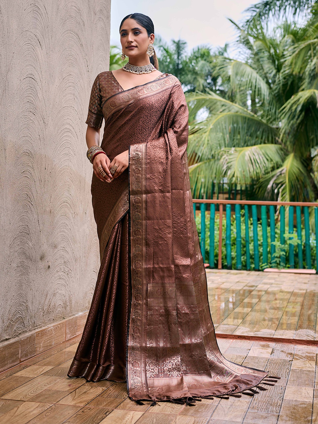 

Mitera Brown & Gold-Toned Ethnic Motif Woven Design Zari Kanjeevaram Saree