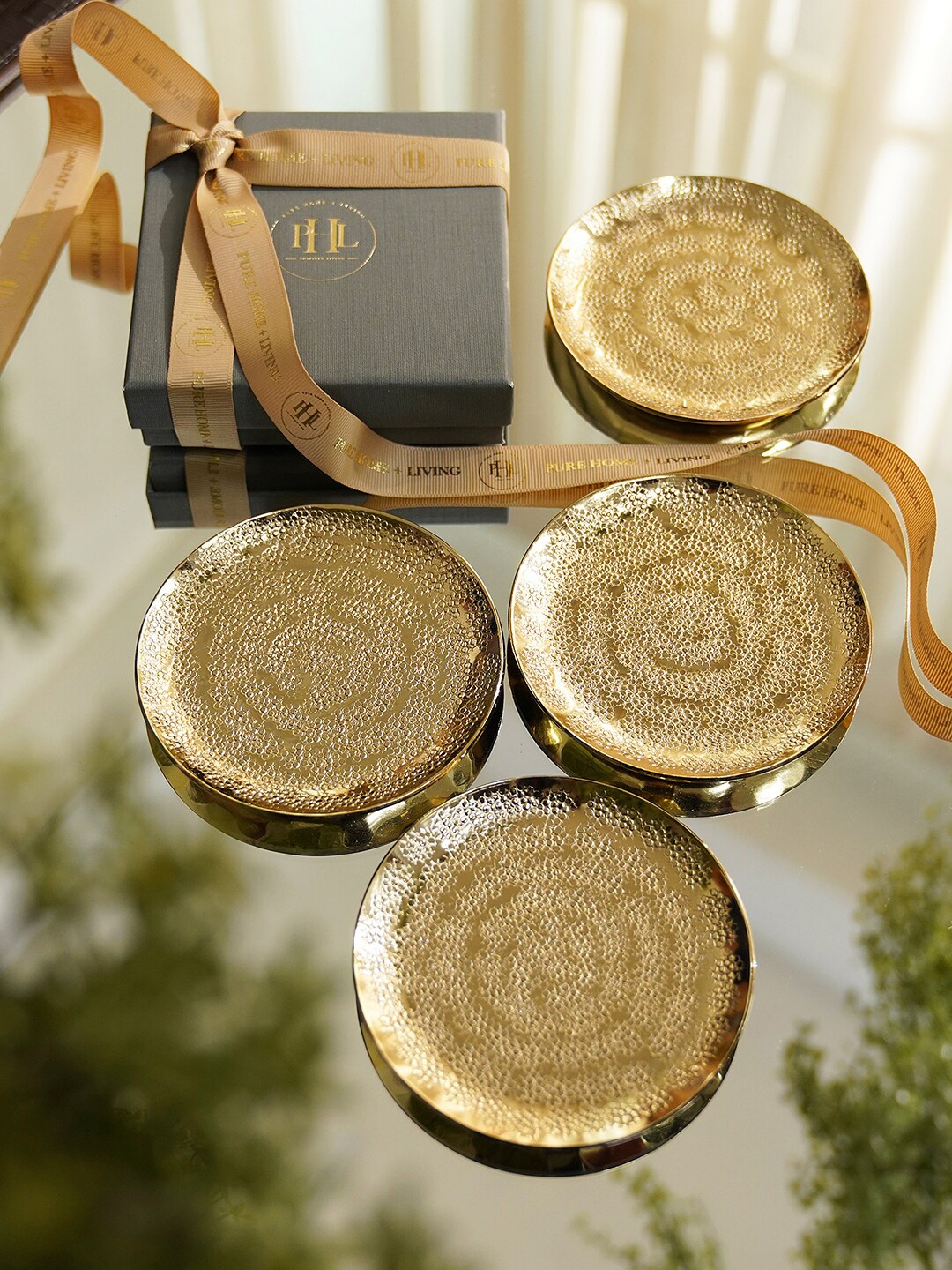 

Pure Home and Living 4 Pieces Hammered Metal Round Coasters, Gold