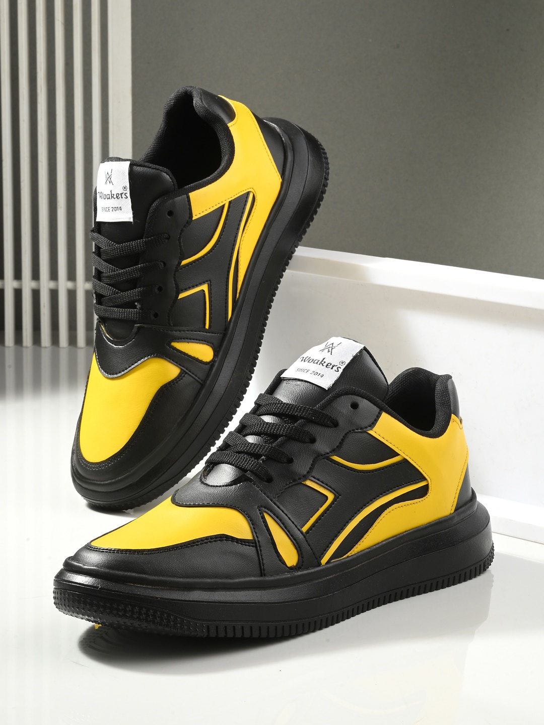

Woakers Men Colourblocked Basics Sneakers, Black
