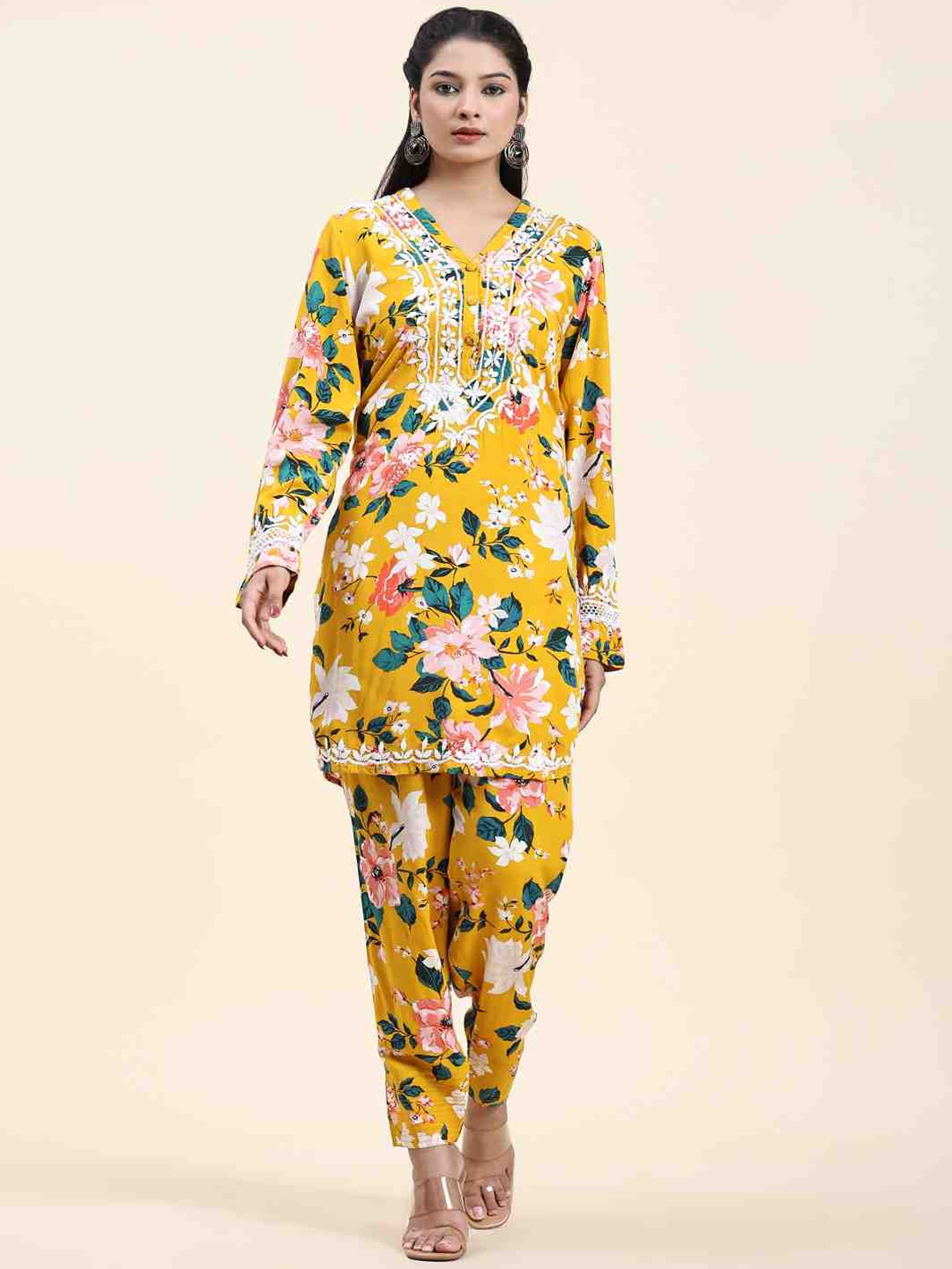 

HOUSE OF KARI Floral Embroidered Chikankari Straight Kurta With Trousers, Yellow