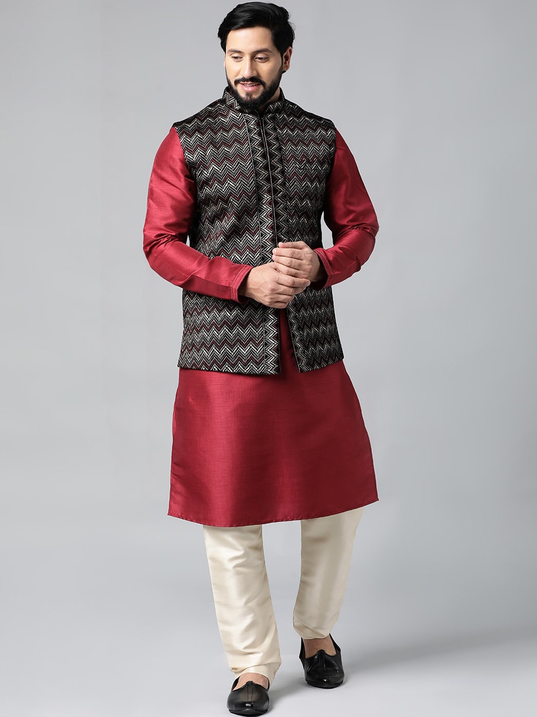 

TheEthnic.Co Straight Kurta With Pyjamas & Nehru jacket, Red