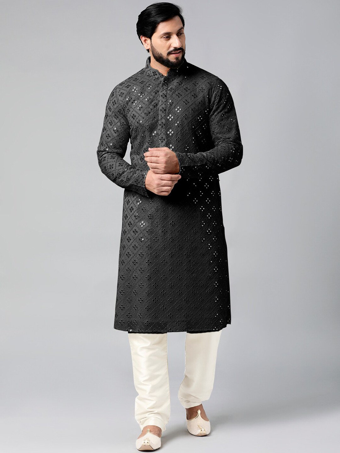 

TheEthnic.Co Ethnic Motifs Embroidered Regular Sequinned Straight Kurta with Pyjamas, Black