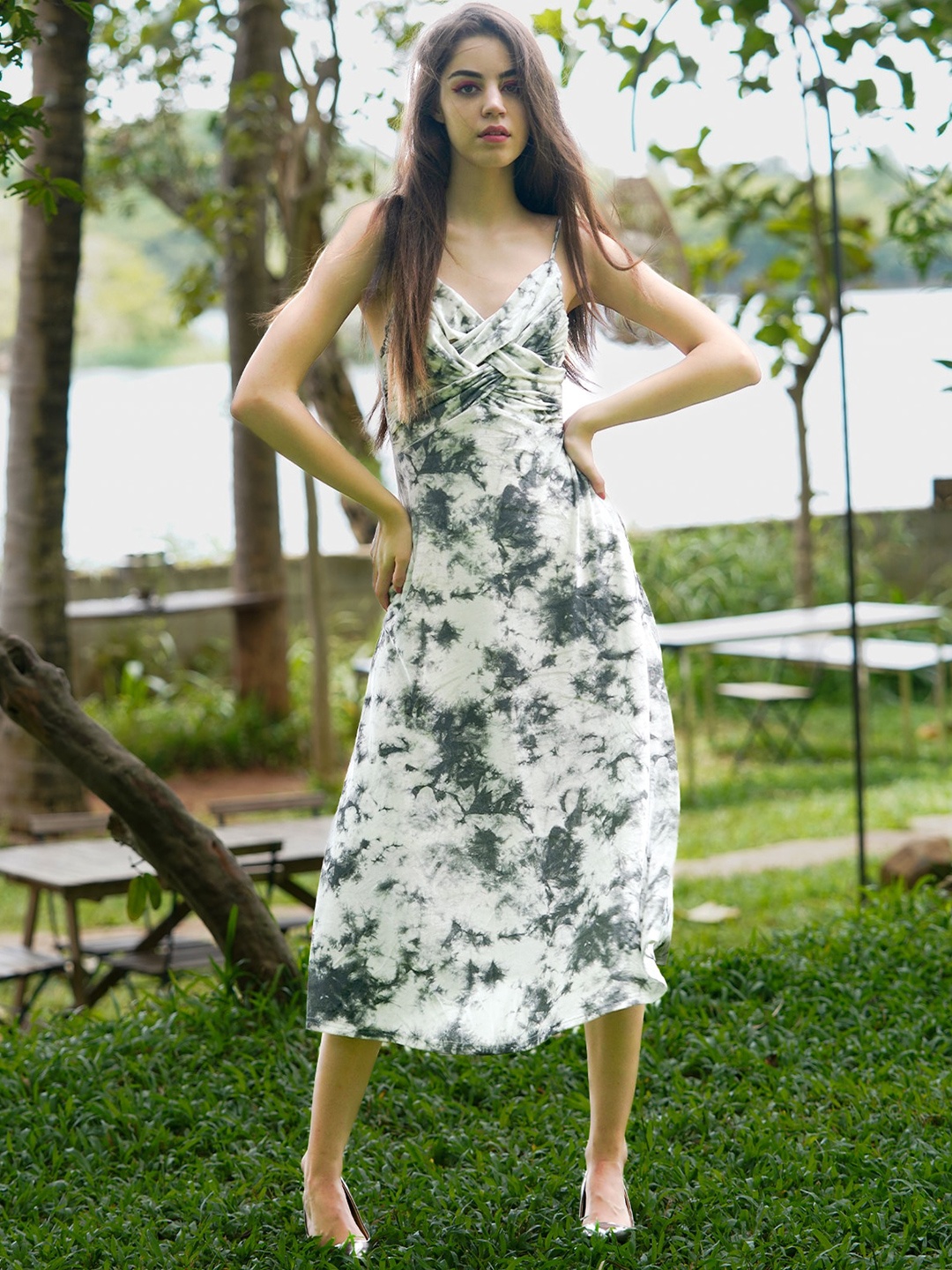 

ODETTE Tie and Dye Shoulder Straps Velvet Midi Dress, White