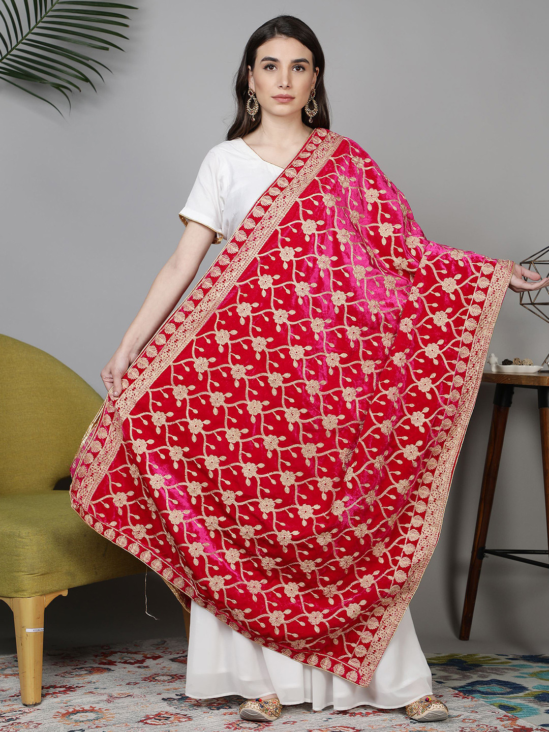 

Moda Chales Embroidered Velvet Dupatta, Magenta