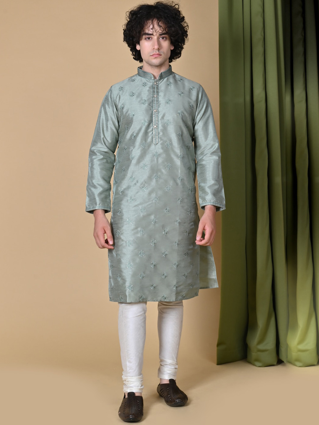 

MAAHI FABS Floral Embroidered Mandarin Collar Regular Sequinned Kurta With Churidar, Green