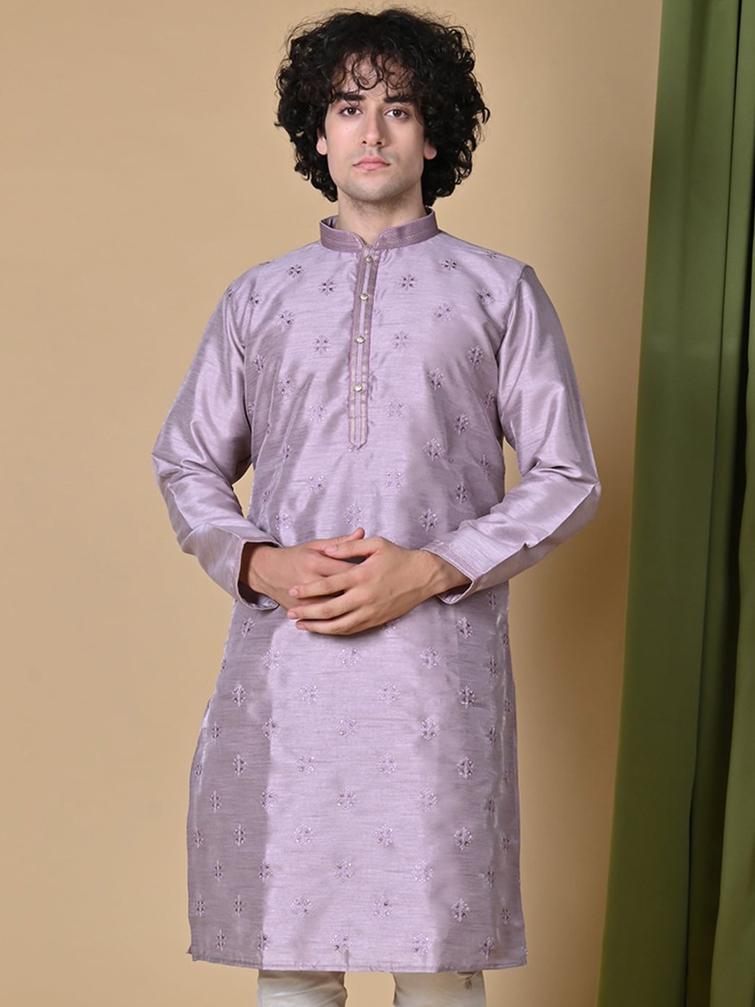 

MAAHI FABS Floral Embroidered Mandarin Collar Regular Sequinned Kurta With Churidar, Purple