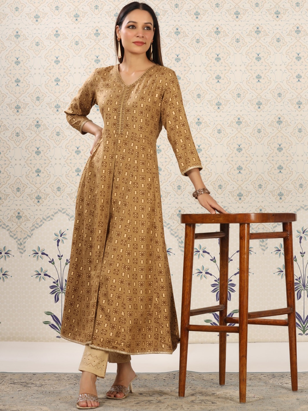 

Ode by House of Pataudi Ethnic Motifs Printed V-Neck Kurta, Brown
