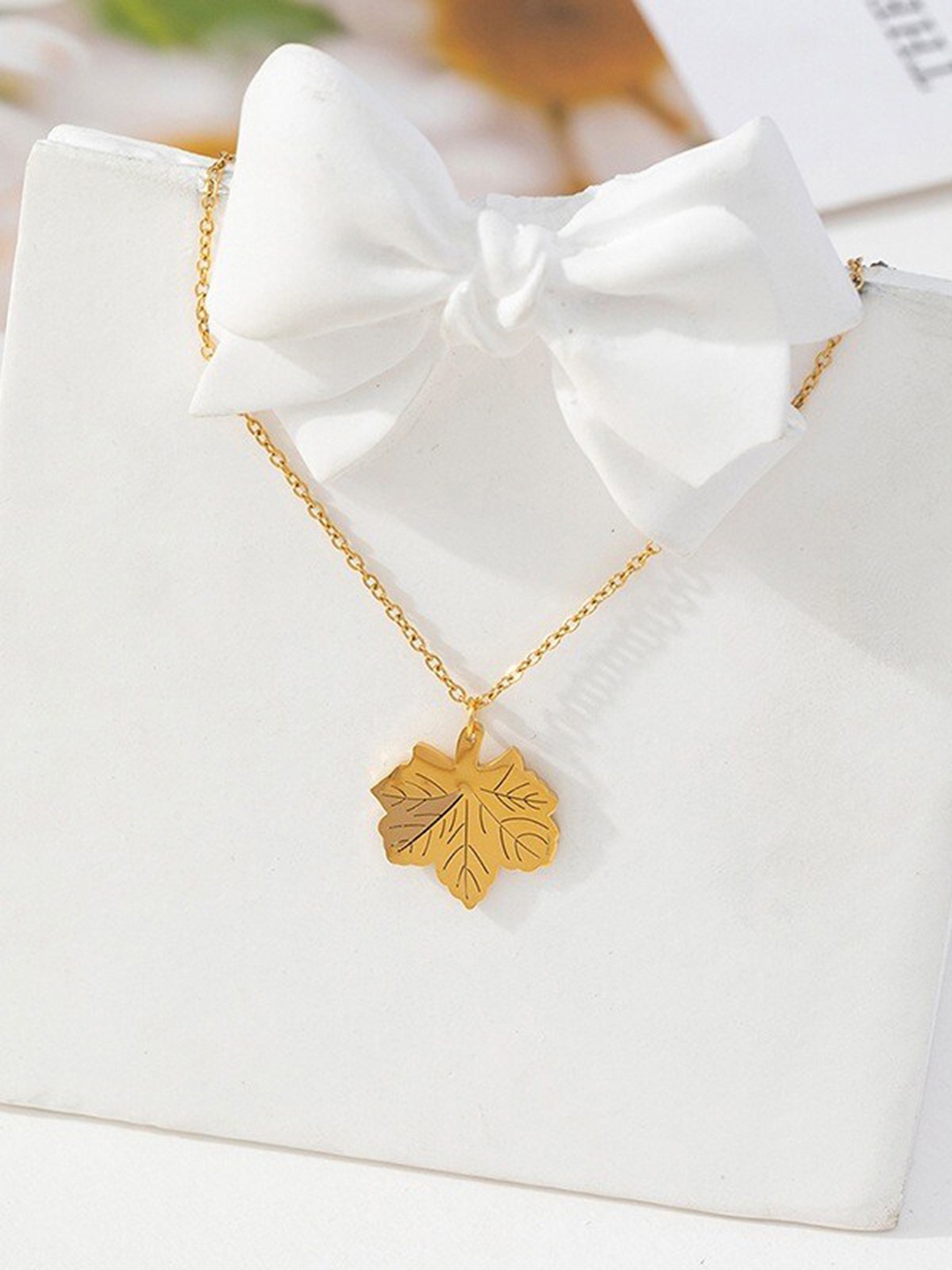 

MYKI Gold-Plated Aesthetic Leaf Pendant Chain
