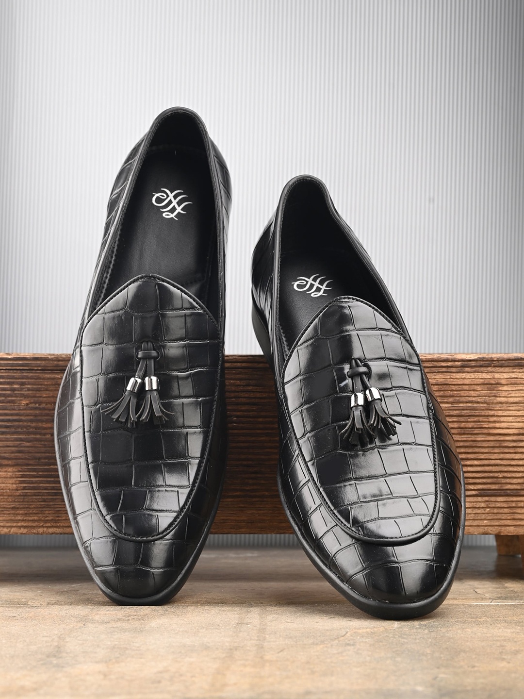

House of Pataudi Men Textured Tassel Loafers, Black
