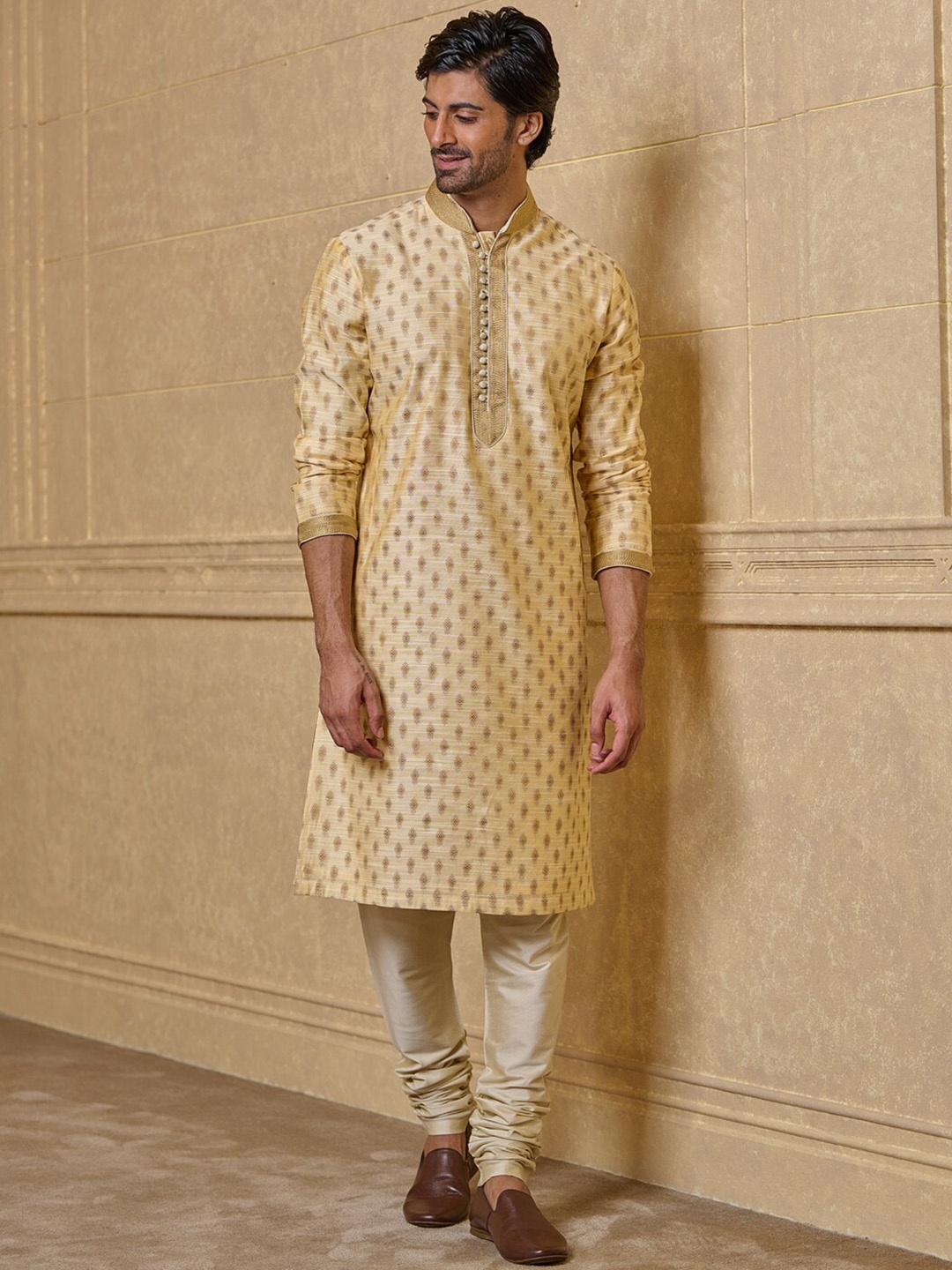 

Tasva Ethnic Motifs Printed Regular Kurta With Churidar, Gold