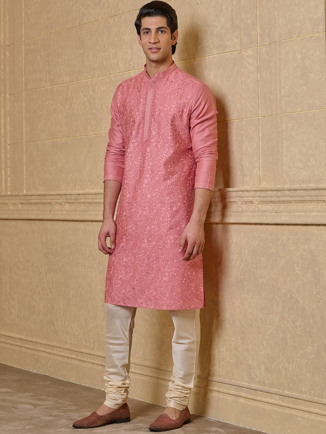 

Tasva Floral Embroidered Regular Thread Work Kurta With Churidar, Pink