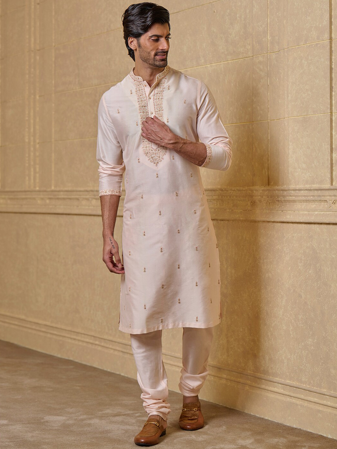 

Tasva Ethnic Motifs Embroidered Pure Cotton Kurta With Churidar, Pink