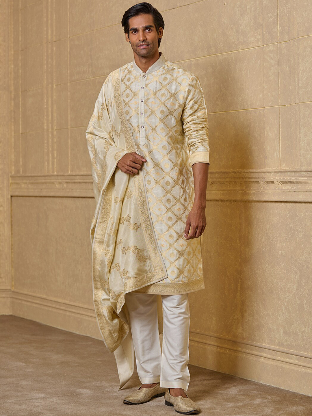 

Tasva Regular Zari Jacquard Kurta with Trousers & Dupatta, Cream