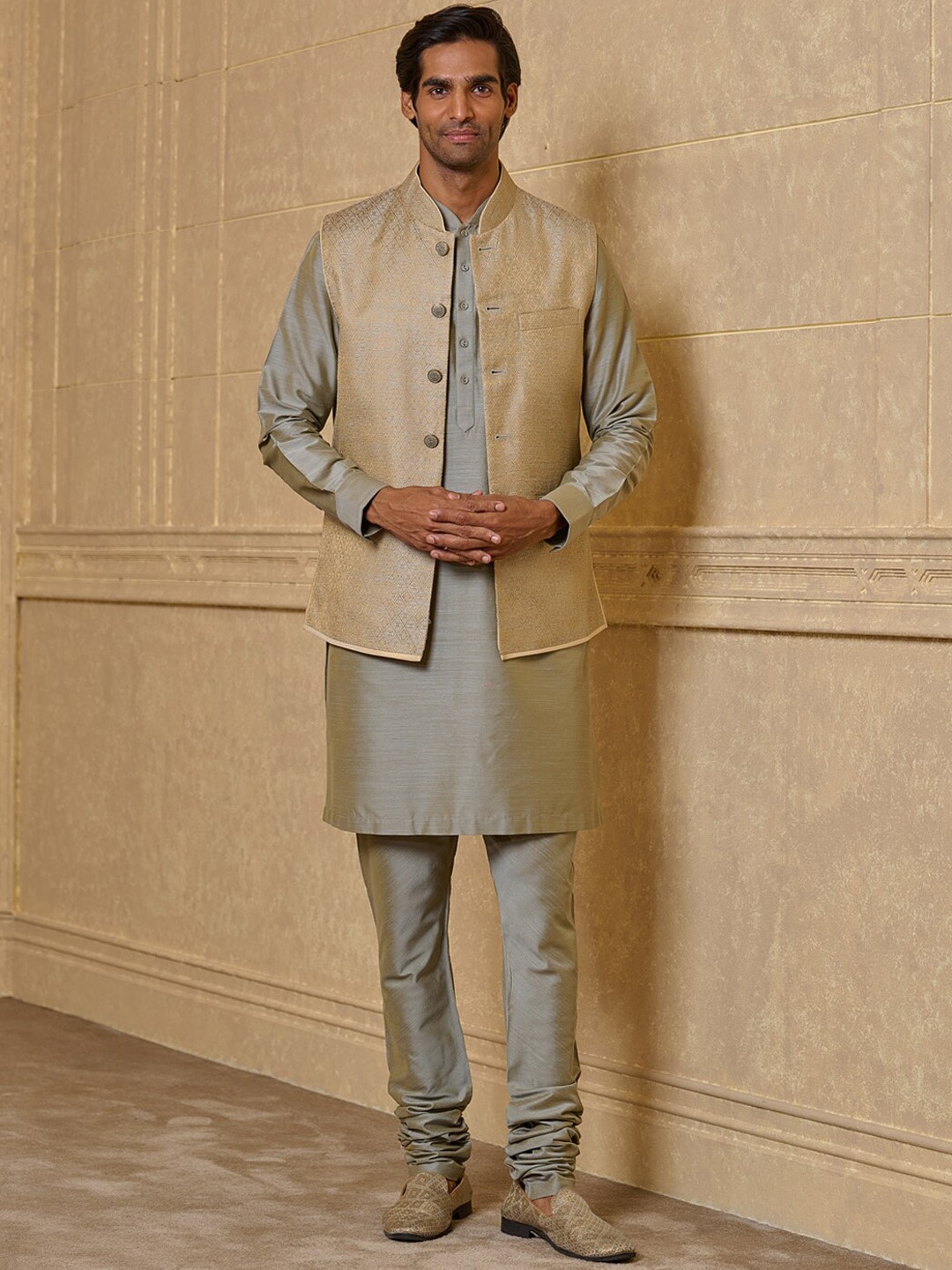 

Tasva Mandarin Collar Straight Kurta With Churidar & Nehru Jacket, Green