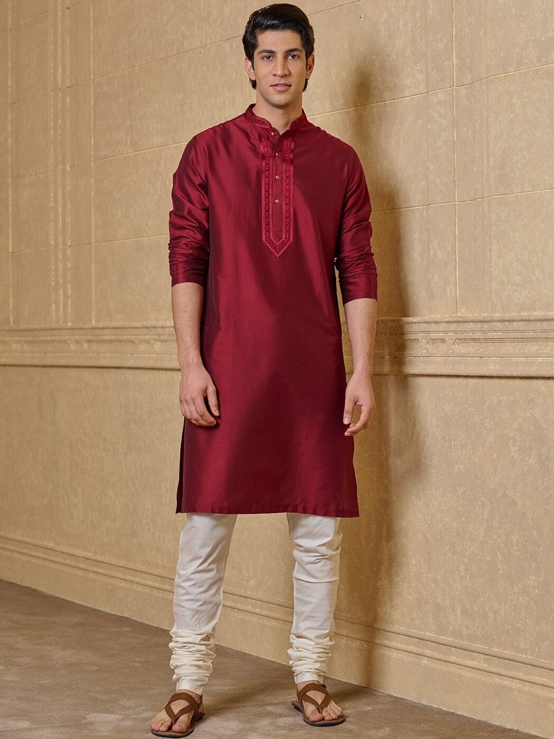

Tasva Embroidery Details Regular Kurta with Churidar, Maroon