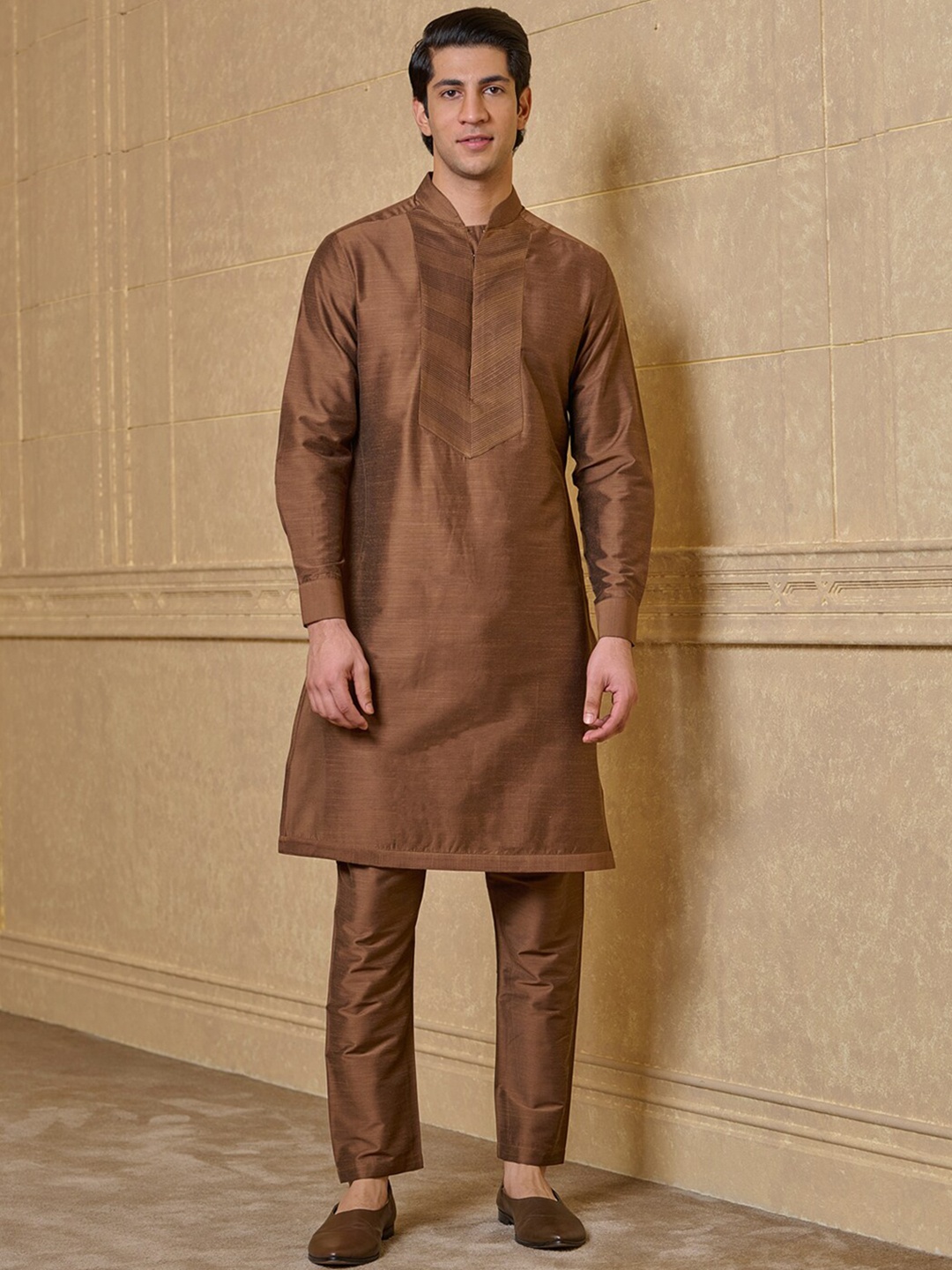 

Tasva Yoke Design Mandarin Collar Regular Kurta with Trousers, Brown