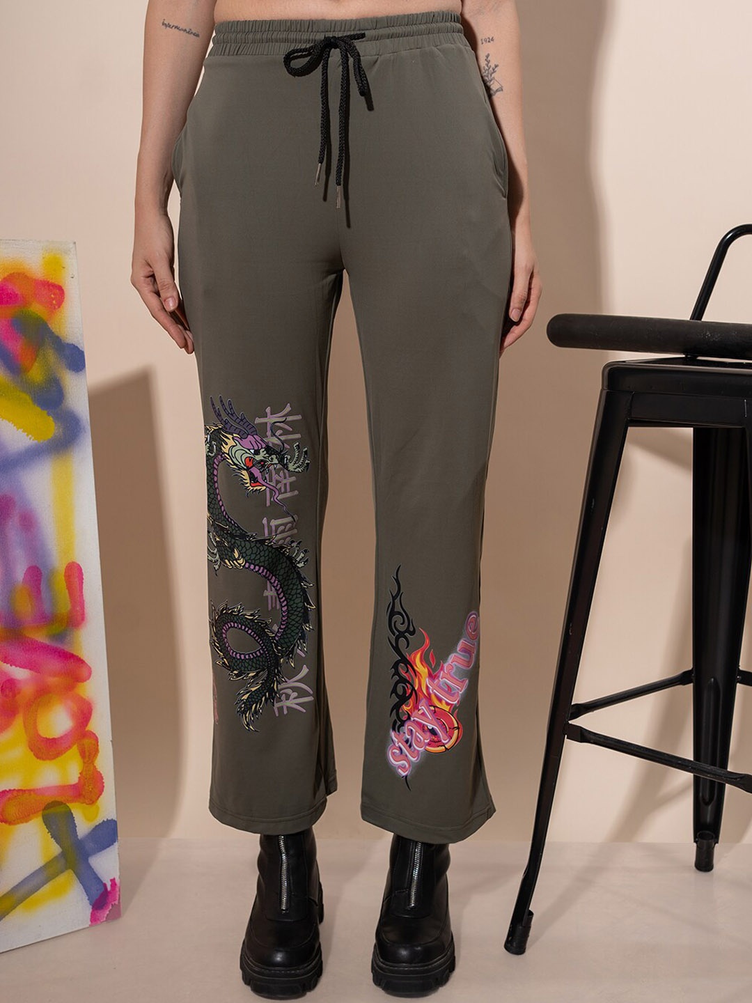 

Stylecast X Hersheinbox Women Typography Printed Mid Rise Regular Trousers, Grey