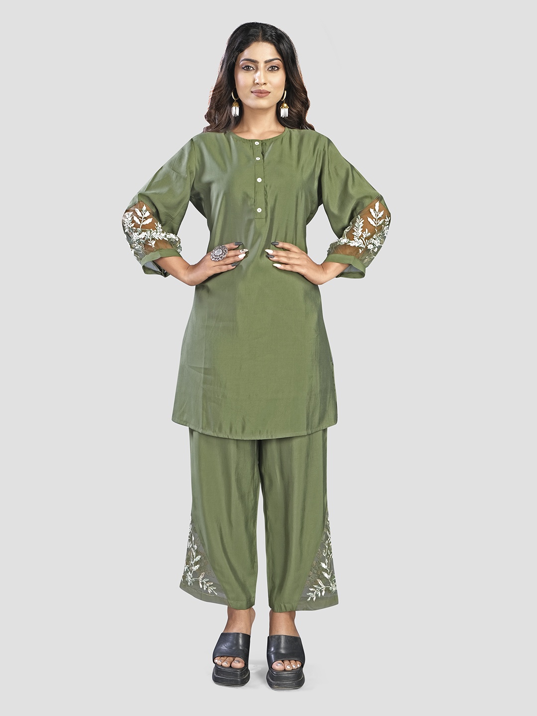 

KAJREE Thread Work Detail Straight Kurta with Trousers, Green