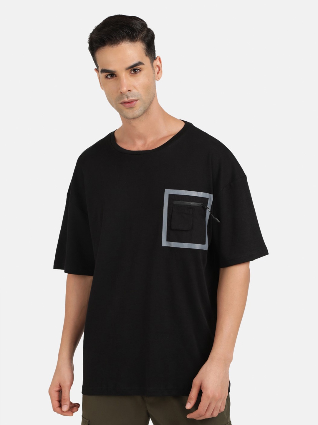 

Bene Kleed Men Oversize T-shirt with Square Print Pocket, Black